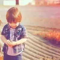  请问谁有这张图片的整图啊这是一对小孩的情侣图片