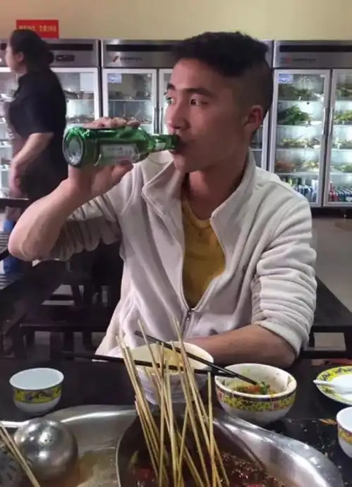 高圆圆庆生素颜露面,与闺蜜一起吃火锅撸串,39岁的她依然宛若少女