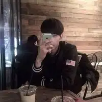  镜子是另外一个自己喜欢自拍的个性男生头像