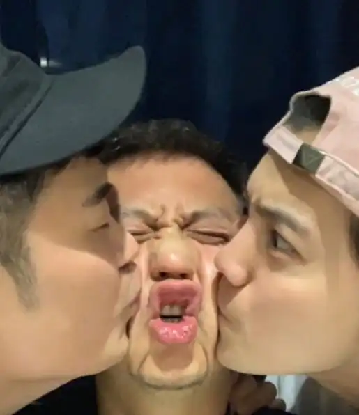  邓超孙俪一家现身机场,走路姿势透露家庭关系,分配得明明白白