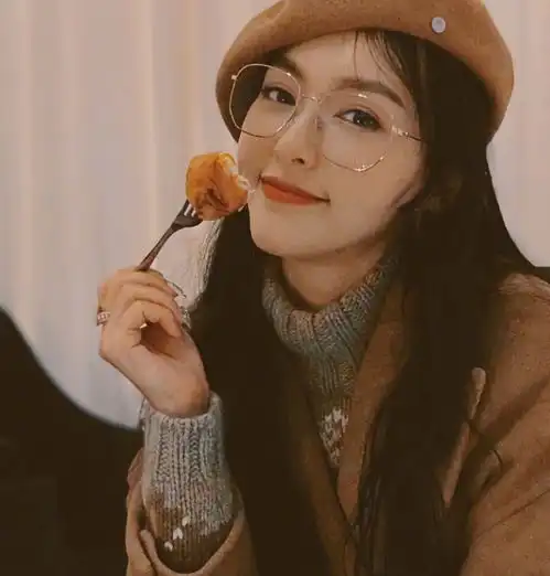 唐嫣与闺蜜王冠合照,涂大红唇嘟嘴卖萌,当妈后状态依旧如小女生