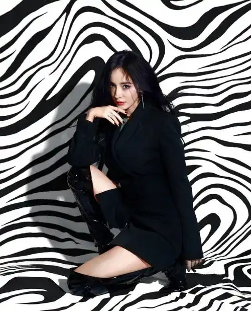  杨幂陈伟霆同框看秀真养眼穿情侣黑有cp感,幂耳环大到盖过脸