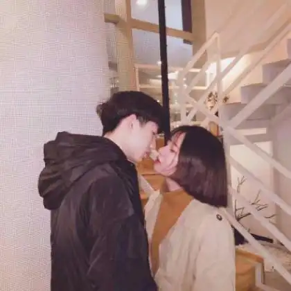  个性情侣头像简单大方,用kiss无视一切