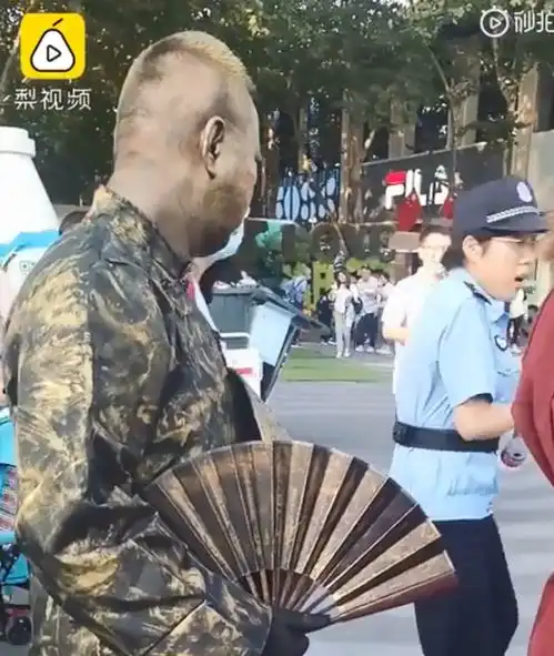  太逼真男子假扮铜人把执勤女警吓出表情包他说想传播铜人文化
