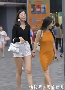 街拍粉色外套同色短裤,身材丰盈的闺蜜,穿出成熟女的韵味