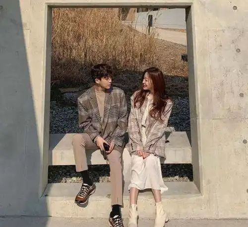  情人节日韩放闪情侣穿搭示范,黑白灰撞色搭配恩爱的默契