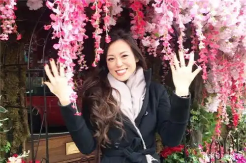  华裔美女建筑师黄达拉未婚生子,男友为娶公主,将她半夜赶出家