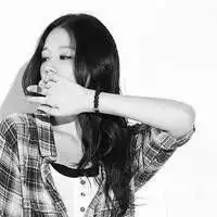  黑白时尚美女头像