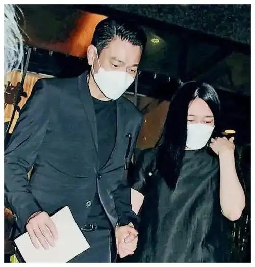  刘德华夫妻好甜蜜,戴情侣手链全程拉手,妻子着装朴素接地气