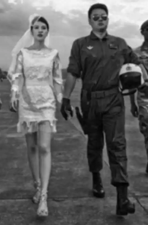  求一对情侣头像,两人一张黑白的,穿的婚纱,是正脸,有点霸气的感觉