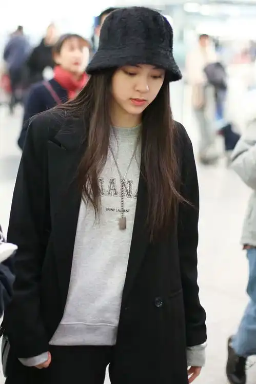 可甜可盐欧阳娜娜摘口罩噘嘴卖萌皮肤白皙少女气息扑鼻