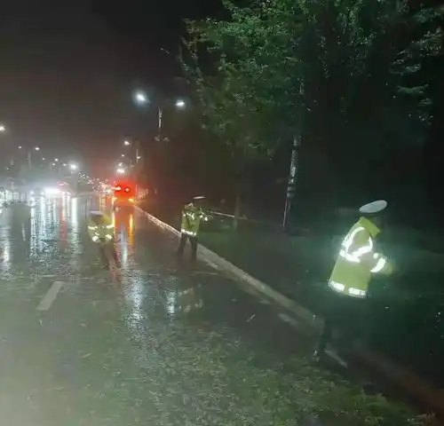  狂风暴雨中,郯城最美的逆行者