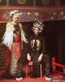  与众不同钟丽缇张伦硕拍戏曲风婚纱照