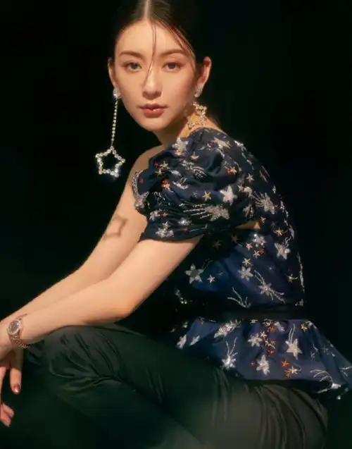 32岁方媛好少女,粉t恤配麻花辫不像两娃妈,同框闺蜜抢足了镜头