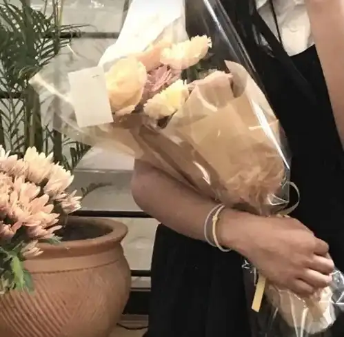  捧花女生头像我生活在妙不可言的等待中,等待随便哪种未来