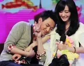  和冯绍峰同框有多避嫌看杨幂的站位就懂了,不愧是高情商女神