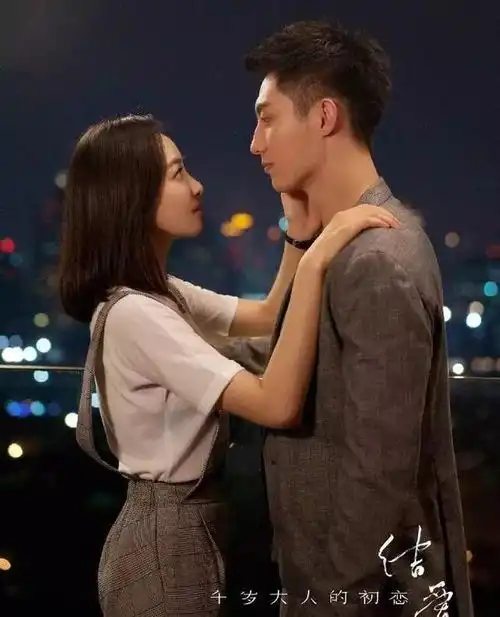 这部剧的打光镜头置景都很美,剧情也很新颖很搞笑,可追