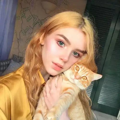  听说头像用久了,本人会变得和头像一样求广大朋友们看过来,有没有发量无敌螺旋巨多的女头