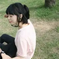  qq情侣头像在草坪上的