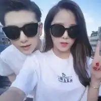  戴着墨镜装傻叉