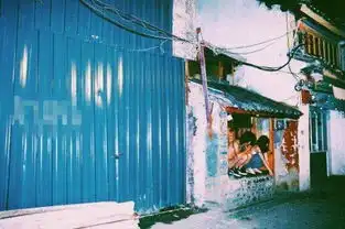  曝大理街头情侣拍大尺度裸照警方已介入调查