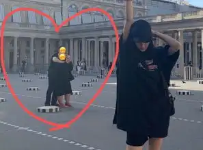  拍照被身后的情侣实力抢镜迪丽热巴发文不用管我