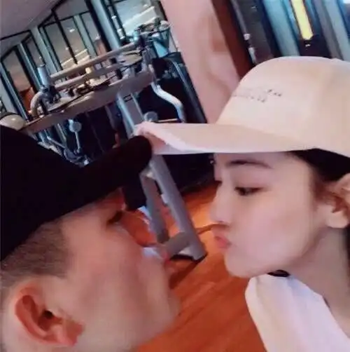  张馨予晒去图书馆看书照片,却在暗戳戳秀恩爱