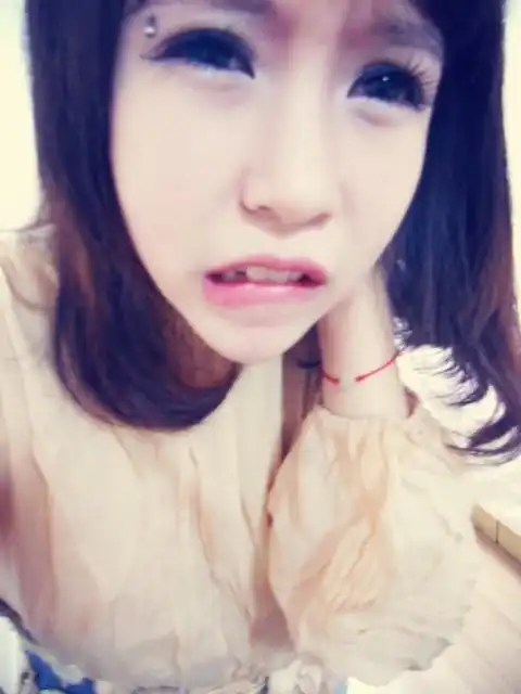  皮娜眼皮上面那个东西是贴的还是打的