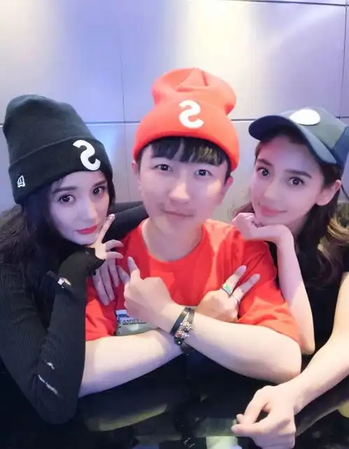 baby深夜晒的马甲线杨幂也有女星们都在健身,你还在囤肉