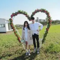  森林中的情侣头像想念你身上的味道恩爱甜蜜的情侣头像大全