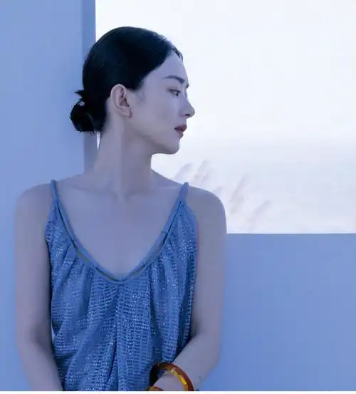  赵丽颖黑色吊带出镜,冷艳又高贵,宛若黑天鹅