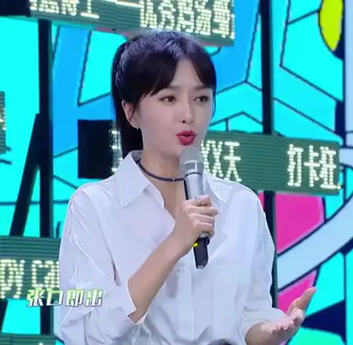  只被丁禹兮端水笑到当秦岚讨论表演时,你有注意他的表情吗