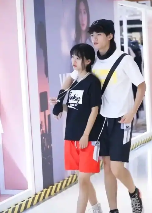  男孩穿黑漆漆匡威,女友要是穿白花花,那就更绝配了