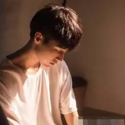  最近网上超火丧系的情侣头像可能我撞了南墙才会回头吧