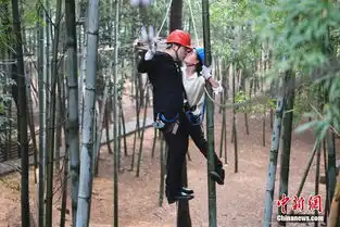  光棍节临近情侣高空接吻大赛上秀恩爱