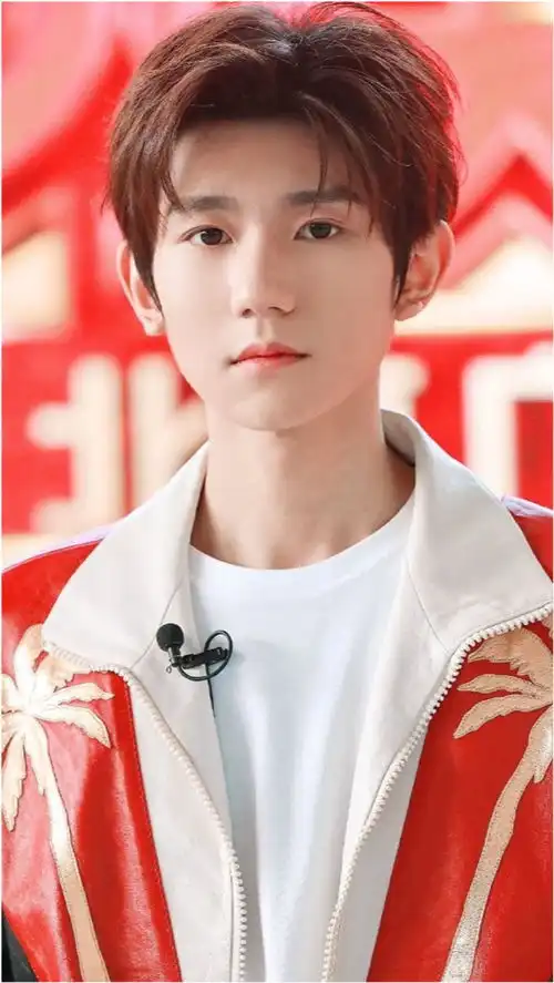  男明星的自我修养,王源礼貌摘手套,严浩翔紧拽裤口防走光