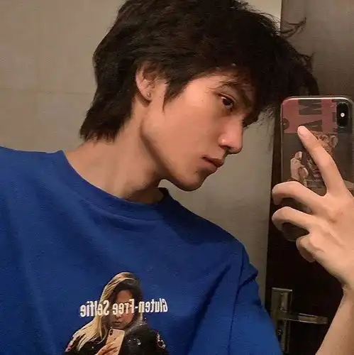  男生头像干净且阳光