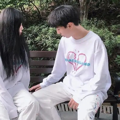  情侣头像爱情不可能长期地隐藏,也不可能长期地假装腾讯新闻