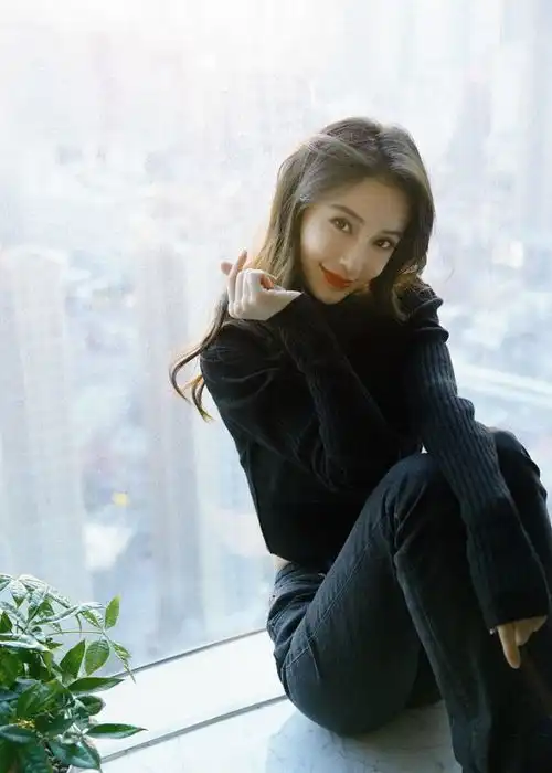  baby飘窗氛围感大片妥妥女神范着露腰上衣秀精致马甲线