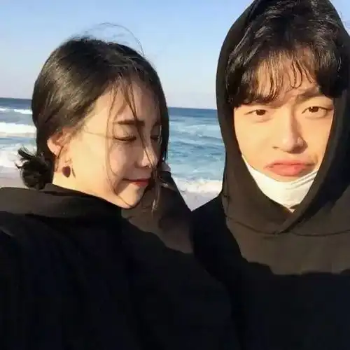  情侣头像众生皆苦,只有你是草莓味