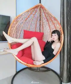 美女爱打篮球露惊人长腿