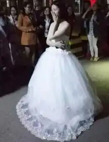  女生穿婚纱表白男友含泪离去楼管阿姨不给开门搅局成功组图