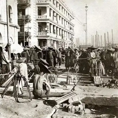  香港黑帮打架能力有多强一帮难民拿着棍子打残130名黑帮分子