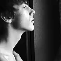  阳光刺破心脏的伤感黑白男生qq头像