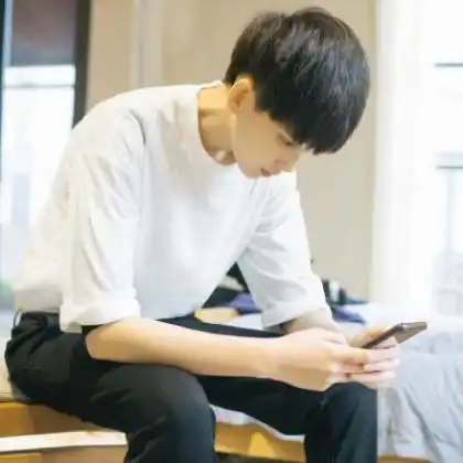  干净清新超帅的男生头像高清,全部是穿着夏天的衣服的