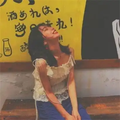  复古系女生头像,全部是暗色调的风格的