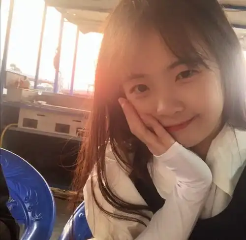  元气且充满活力的女生头像