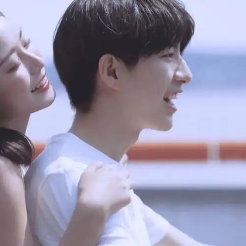  情侣头像愿在你心里的人,就在身边