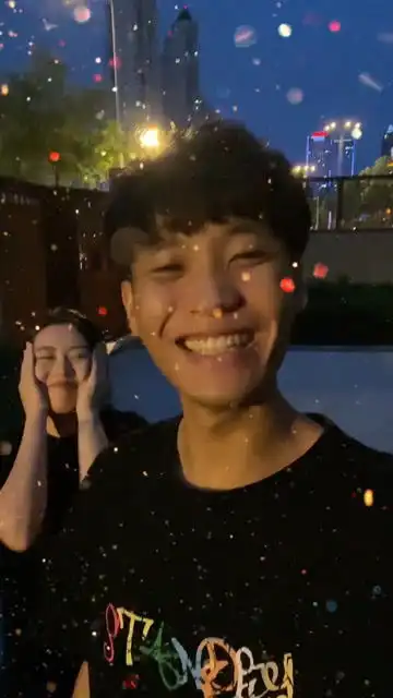  挑战一秒钟不亲女朋友搞笑日常搞笑情侣情感秀恩爱