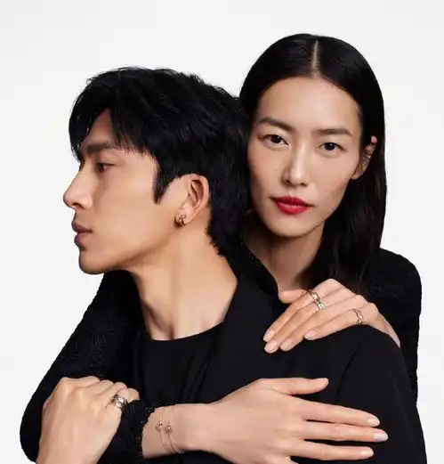  井柏然刘雯合体大片释出二人互相牵手氛围暧昧